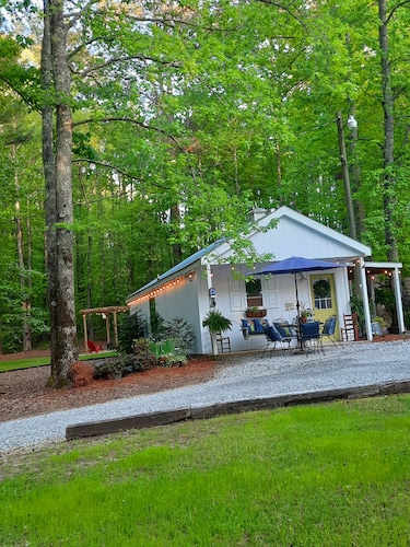 Southern cabin, bunkhouse, pet friendly close to town yet completely secluded!
