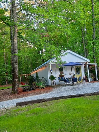 Southern cabin, bunkhouse, pet friendly close to town yet completely secluded!