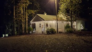 Ein Haus mit Veranda, Lichterkette und einer Schaukel.