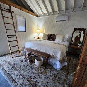 3 bedrooms, free WiFi, bed sheets - Southern cabin, bunkhouse, pet friendly close to town yet completely secluded! (Griffin)