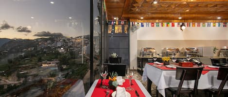 Se sirven desayunos, comidas, cenas y cocina local e internacional