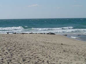 Una spiaggia nelle vicinanze, lettini da mare, teli da spiaggia
