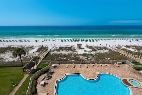 GULF FRONT MASTER BEDROOM AND LIVING ROOM 12OO SQ FT UNIT. UPDATED CONDO!