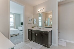 6 bedrooms, iron/ironing board, WiFi, bed sheets