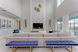 Una televisión, un futbolín