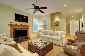 Smart TV, fireplace, DVD player, table tennis