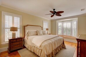 5 sovrum, värdeförvaringsskåp på rummet och skrivbord