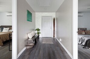 2 habitaciones, tabla de planchar con plancha, wifi y ropa de cama 