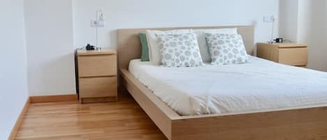 3 habitaciones, tabla de planchar con plancha, wifi y ropa de cama