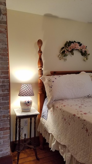 5 bedrooms, desk, iron/ironing board, WiFi