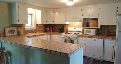 1888 Casa de campo de 3 pisos con magníficas vistas 15 min. del campus de midd