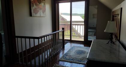 Historic 1888 3 bath 4 bedroom 11ppl. Farmhouse w/great views 15 min. from Midd