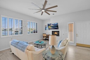 Smart-TV, Kamin, Arbeitsbereiche, Drucker