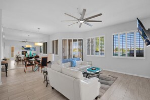 Smart-TV, Kamin, Arbeitsbereiche, Drucker