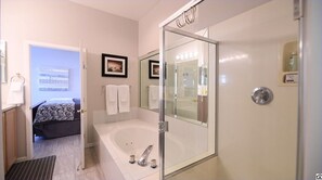 Bathtub, hair dryer - Waterfront  Views, Office, Main Floor, Walkable, Pet Friendly, Family Friendly (Scottsdale)