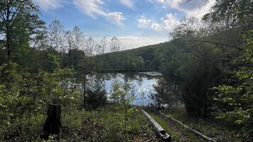 2 bedrooms, travel crib, free WiFi, bed sheets