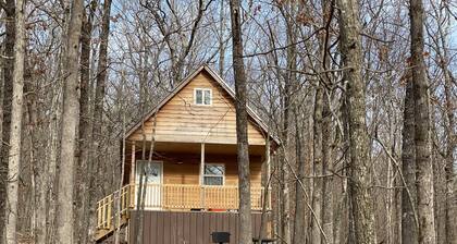 Cozy little cabin in our little woodland village - access to the pond & meadow