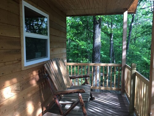 Cozy little cabin in our little woodland village - access to the pond & meadow