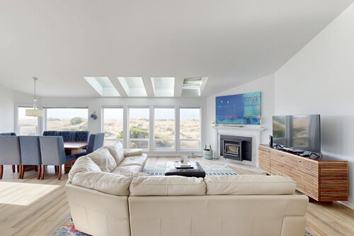 Waterfront Home w/Private Hot Tub, Ping-Pong, Free WiFi, & Washer/Dryer