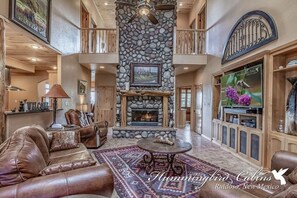 TV, peis, DVD-spiller og bordtennis