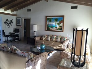 Smart TV, video games, DVD player, books - Bright Spacious 3bed/2bath Intracoastal Home (Deerfield Beach)