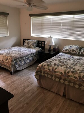 3 Schlafzimmer, Schreibtisch, Bügeleisen/Bügelbrett, Reisekinderbett