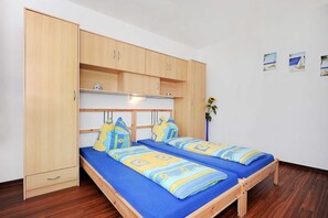 1 quarto, berço de viagem, roupa de cama