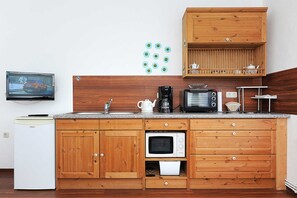 Geladeira, micro-ondas, fogão, cadeirão de bebê