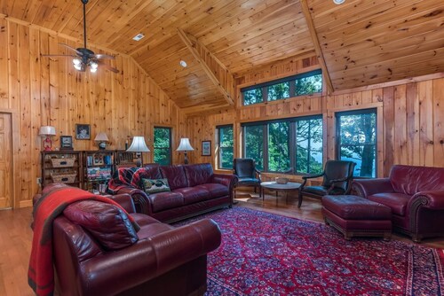 Skyview Mountaintop-mökki, jossa on tilaa koko perheelle; Uskottomat näkymät! TIEC-käyttöoikeus.