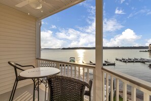 Outdoor dining - Lake Martin Retreat – Stunning Views, Heated Pool & Private Beach (Dadeville)