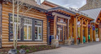 Center Village -studio w / aurinkohuone, keittiö ja jaettu kylpytynnyri - kävele hissillä