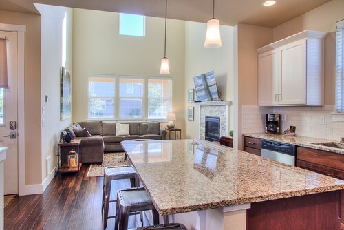 Windswept Cottage - Oyhut Bay Seaside Village