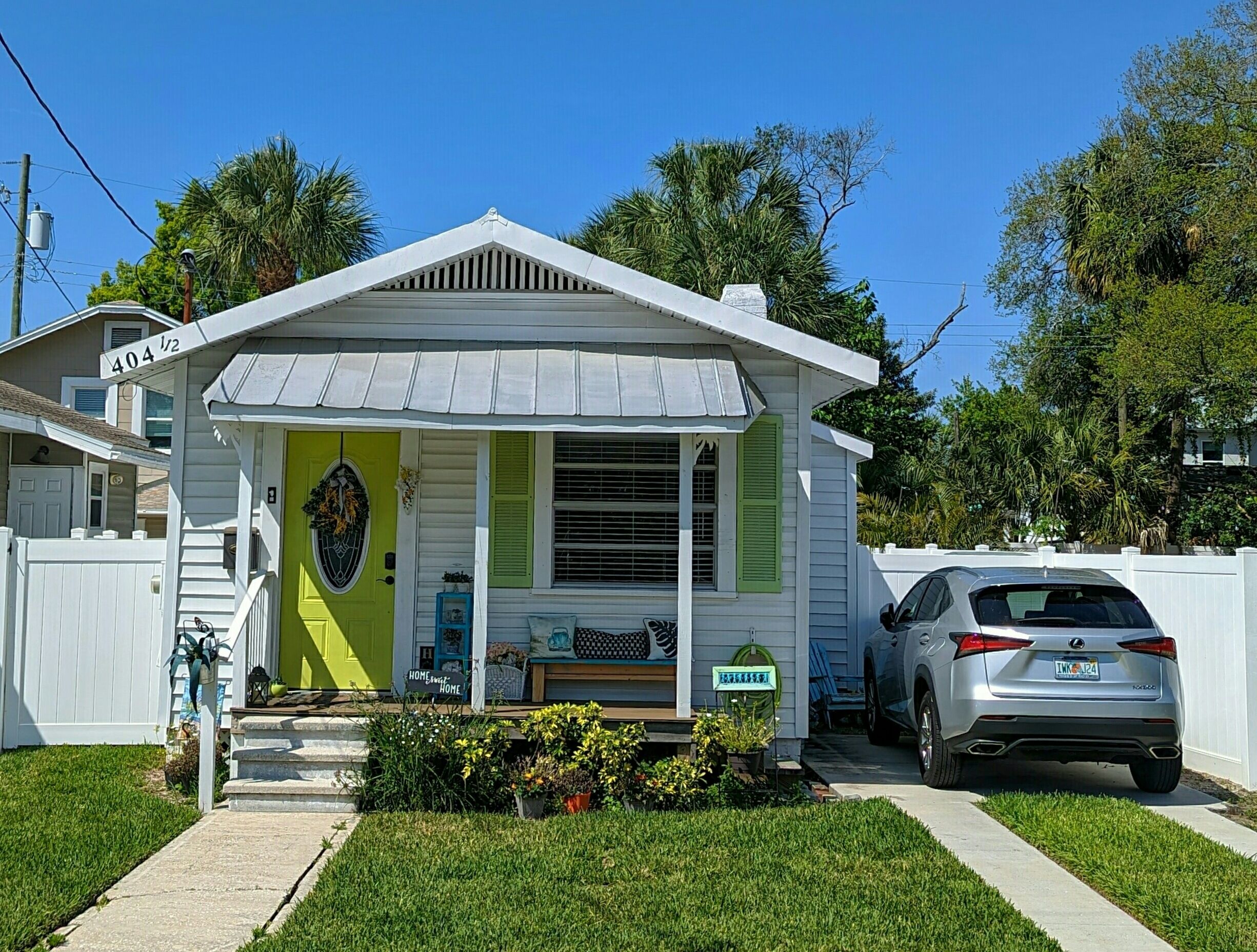 Cute Cozy Cottage Close to City for 4, "Original TINY house"