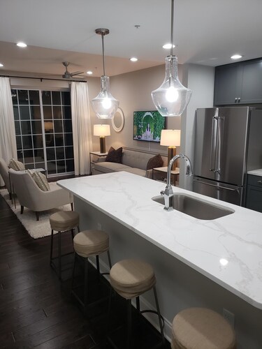 LUXUS MAIN ST. CONDO MIT BALKON