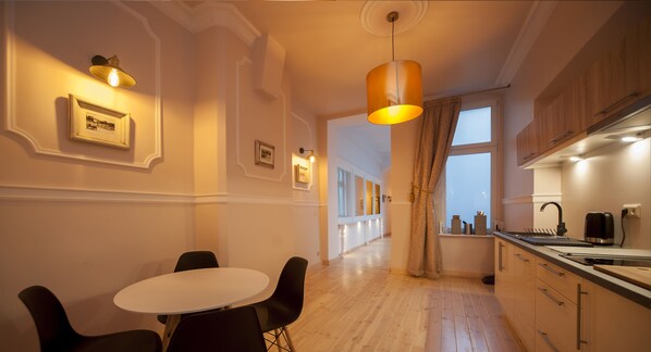 Leilighet – royal | Eget kjøkken | Kjøleskap, mikrobølgeovn, ovn og kokeplater