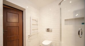 Royal appartement | Badkamer | Een douche, gratis toiletartikelen, een haardroger, handdoeken