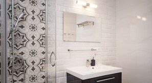 Royal Apartment | Bathroom | Shower, free toiletries, hair dryer, towels - Very Berry  Apartments Kramarska 18 (Poznan)