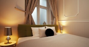 Leilighet – royal | Skrivebord for bærbar PC, strykejern/-brett og barnesenger