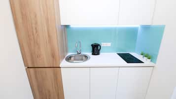 Refrigerador, microondas, parrilla de estufa y tetera eléctrica