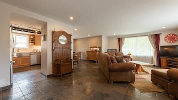 Smart-tv, dvd-spelare, böcker och ett filmbibliotek