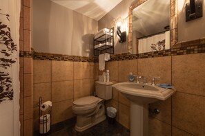 Combinació de dutxa i banyera, assecador de cabells i tovalloles 