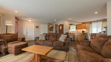 Smart-tv, dvd-spelare, böcker och ett filmbibliotek