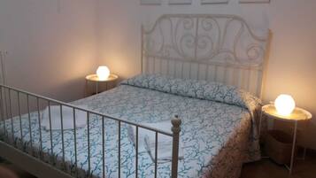 1 habitación, tabla de planchar con plancha, wifi y ropa de cama