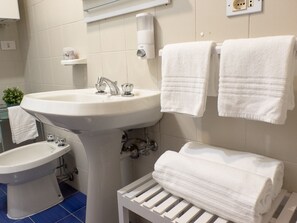 Douche, sèche-cheveux, bidet, serviettes fournies