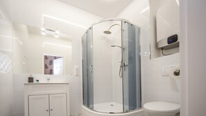 Apartment (Sniadeckich 1/6A/02) | Bathroom | Shower, free toiletries, hair dryer, towels - Very Berry - Śniadeckich 1 - MTP (Poznan)