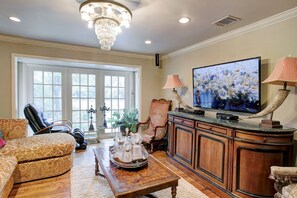 Smart TV, fireplace, books, stereo