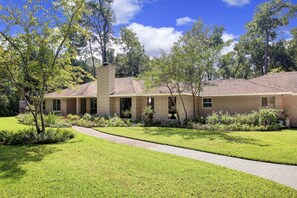 Exterior - Indulge in Private Luxury: Gourmet Kitchen, Upscale Amenities (Houston)