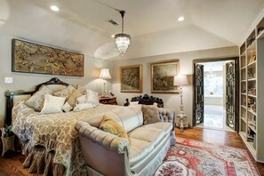 4 bedrooms, desk, iron/ironing board, free WiFi - Indulge in Private Luxury: Gourmet Kitchen, Upscale Amenities (Houston)