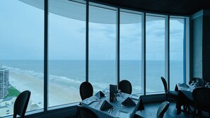 Un comedor con vista al océano y al paisaje urbano.