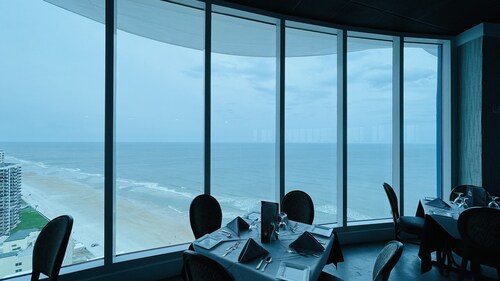 Spectacular Ocean View and Bright Beach Condo, 2BR/2Bath, the Best on the Shores